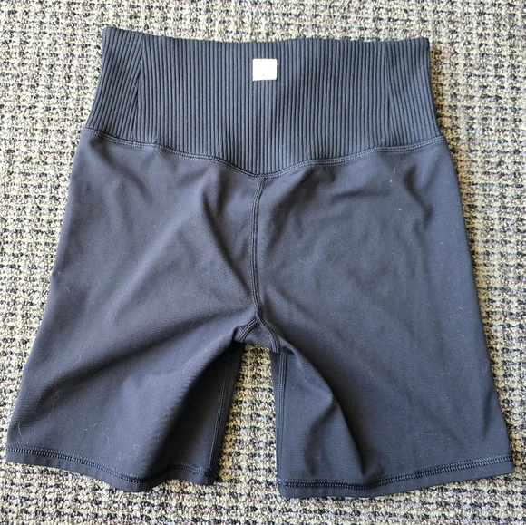 Vuori Women's Dark Bike Shorts - Picture 3 of 6